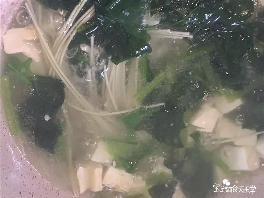 倒入热水煮开，然后放入宝宝面条