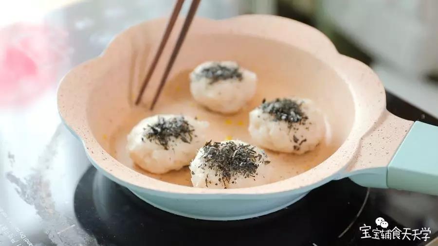 放入肉饼小火慢煎