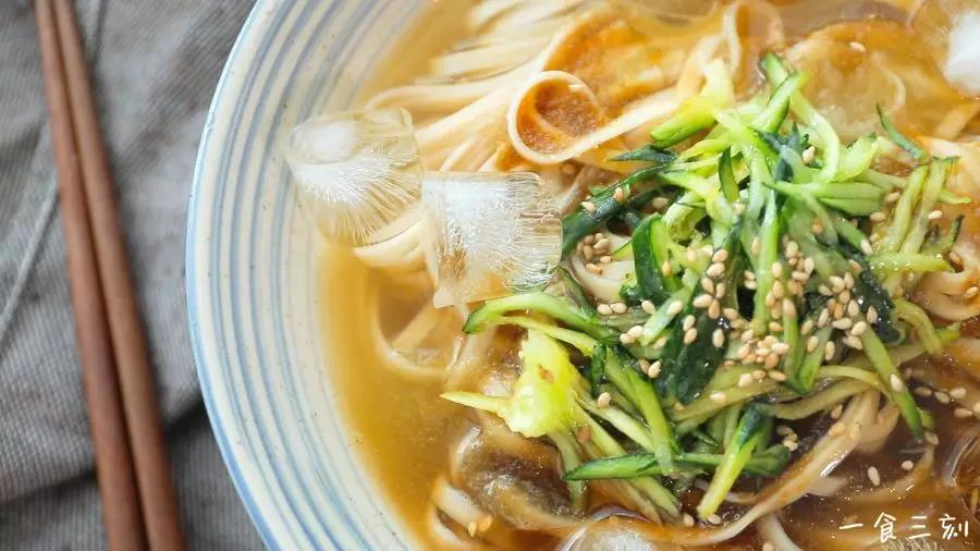 表面再铺上几块冰块就大功告成了！（小龄宝宝和不能吃冰的宝宝可以不放冰块）