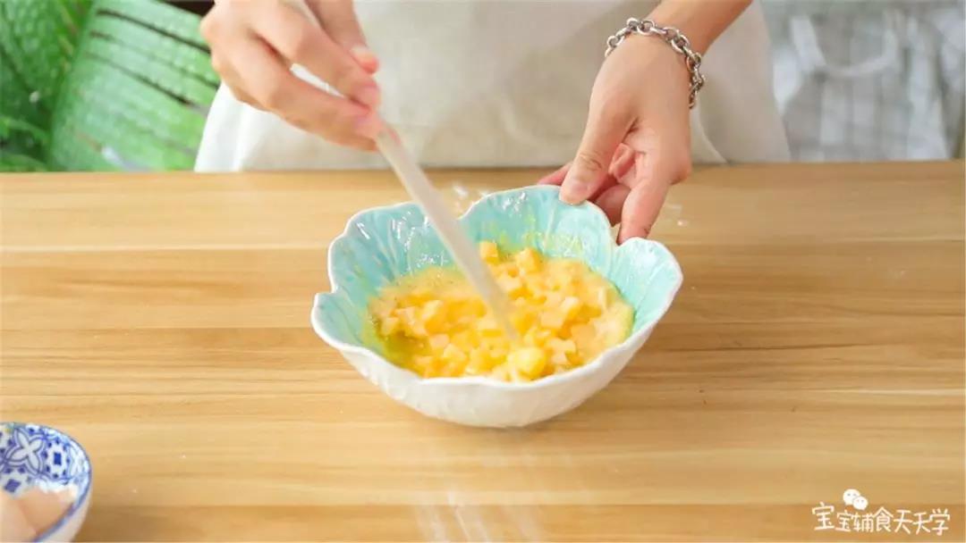 倒入苹果碎拌匀