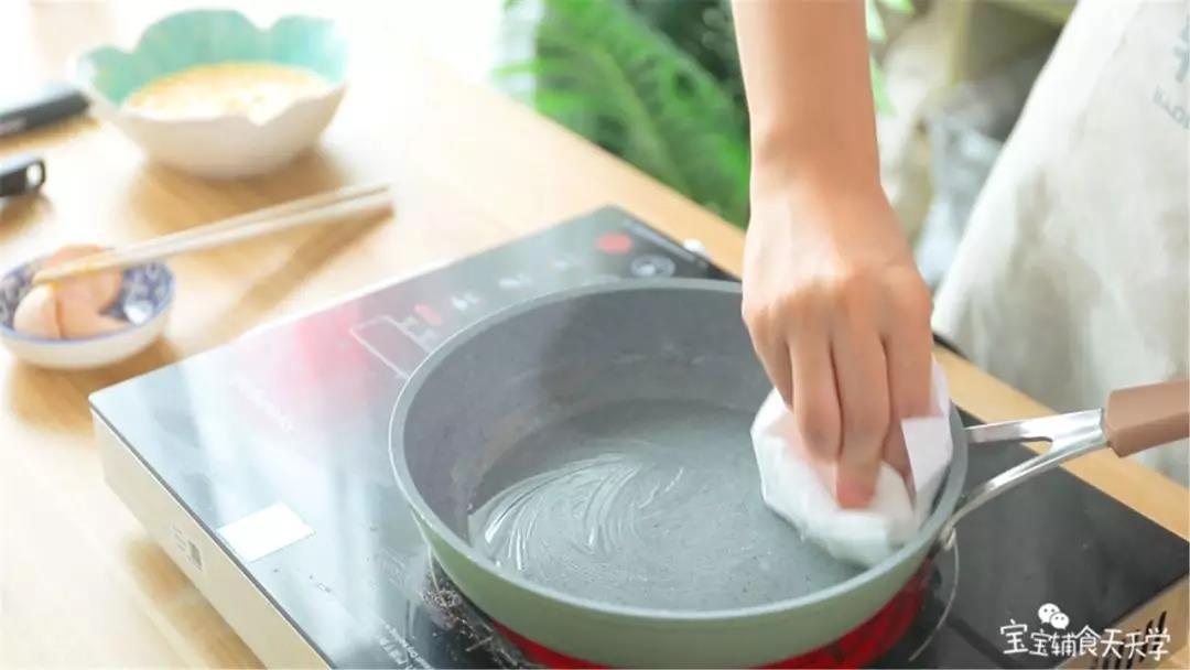 锅里涂油，小火热锅