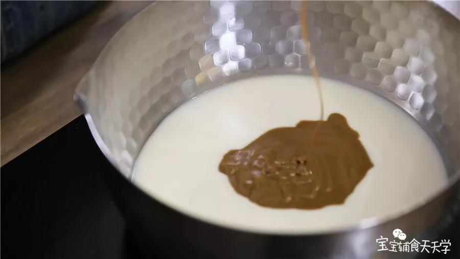 芝麻酱和牛奶在锅中混合，小火加热