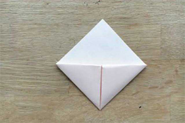 步骤1：先学会折叠一个正方形的角书签。