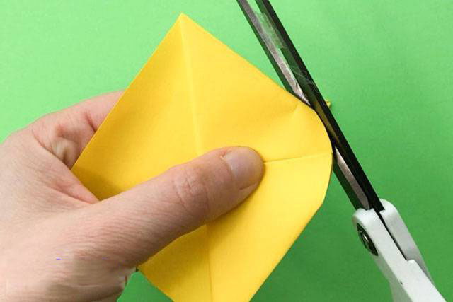 步骤2：将有袋子一侧的角用剪刀修剪成圆形。