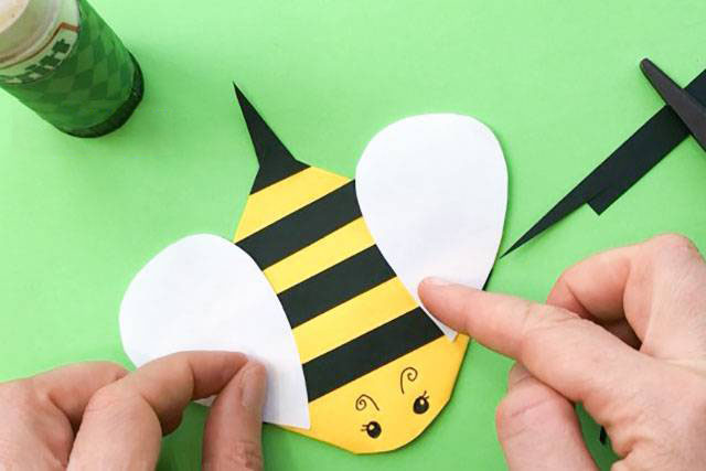 步骤5：贴上翅膀就可以了。