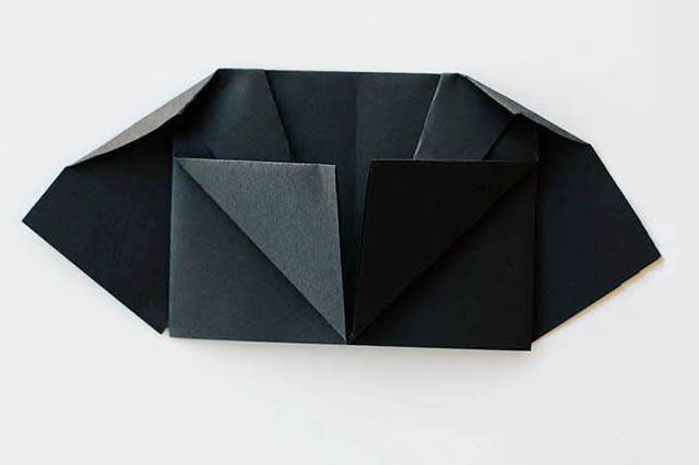 步骤6：上边缘左右两个角向下折叠。