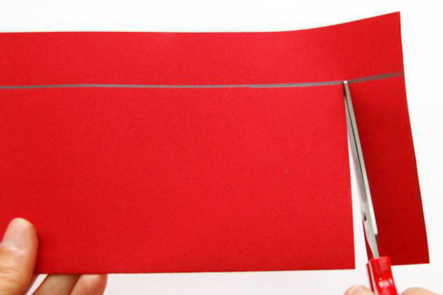 步骤5：水平线下方的部分，用剪刀按大概相同的距离(2厘米左右)剪开一条条竖直缺口。