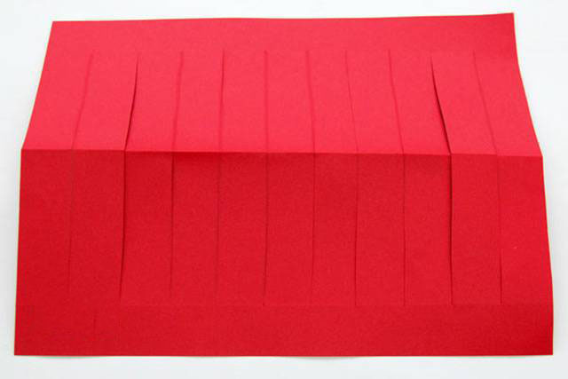 步骤7：把对折的纸张打开，擦掉刚才铅笔画的水平线。