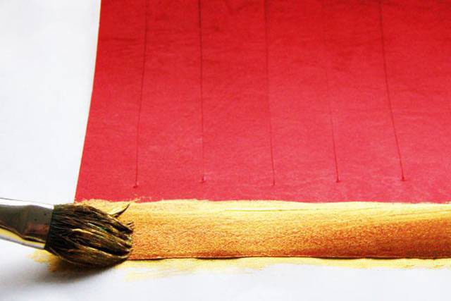 步骤8：装饰一下纸张的上下边缘。你可以刷上颜色。