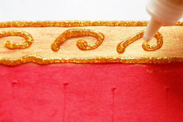 步骤9：用闪光胶或者马克笔画上一些花纹。