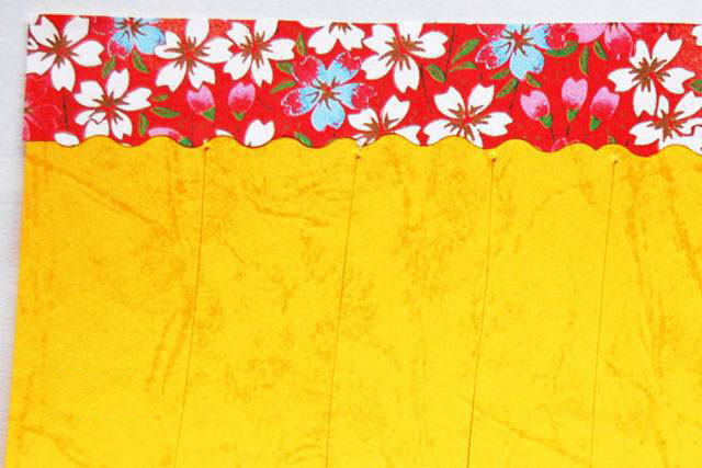 步骤10：或者剪下一条漂亮的包装纸(或者和纸胶带、蕾丝等)贴上去。