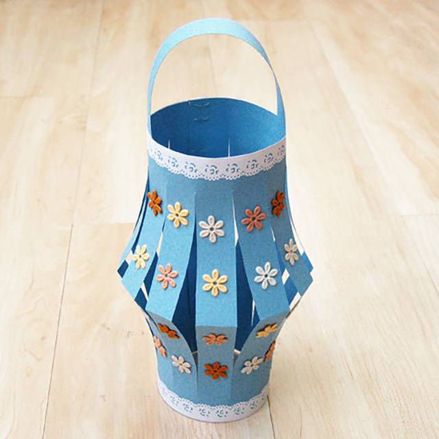 步骤15：想要整个灯笼都装饰一下，也不妨试试。