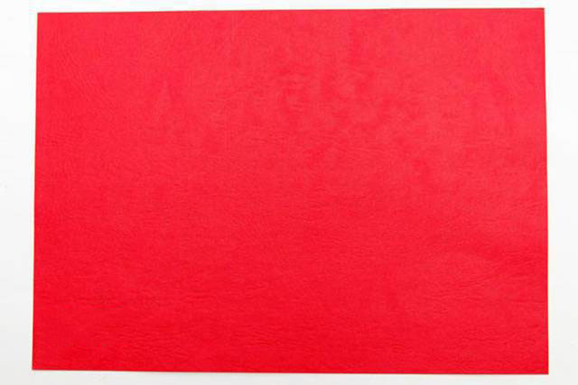 步骤1：拿一张A4大小的彩色纸张。灯笼要喜气一点，最好选择红色和黄色的。