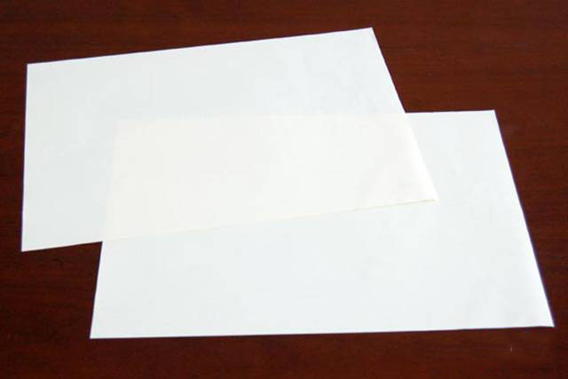 步骤1：要制作一把圆纸扇，你需要2张A4纸。