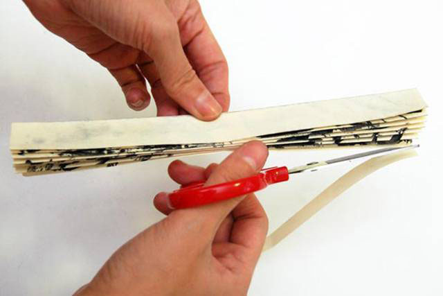 步骤5：折叠到最后，可能留有少部分不够1.5厘米宽，这部分用剪刀剪掉。