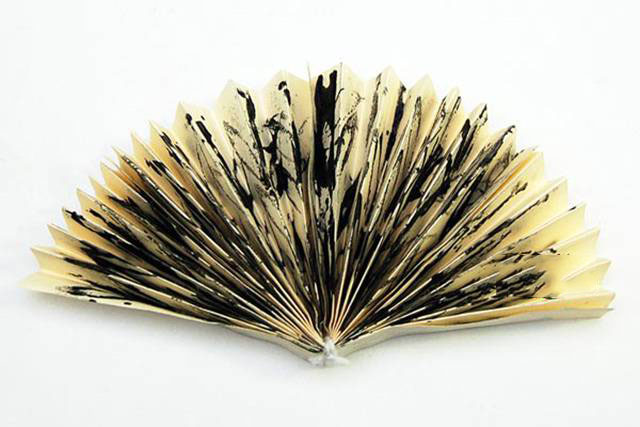 步骤10：内侧相对的两边也粘在一起，成为一个扇形。