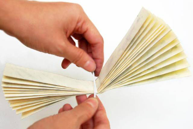 步骤9：在中间(对折处)绑上一根细线固定住。用订书机钉一下也行。