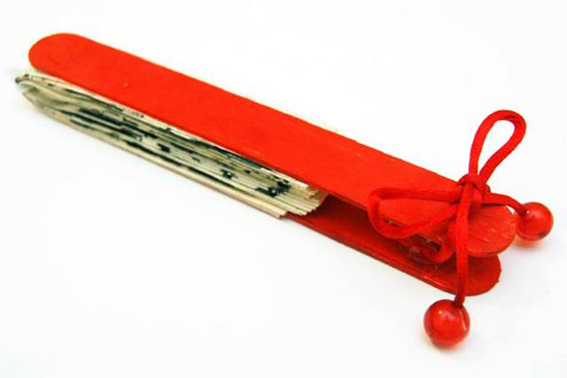 步骤15：扇子合上后，用细绳绑住，就像一件漂亮的小礼物了。