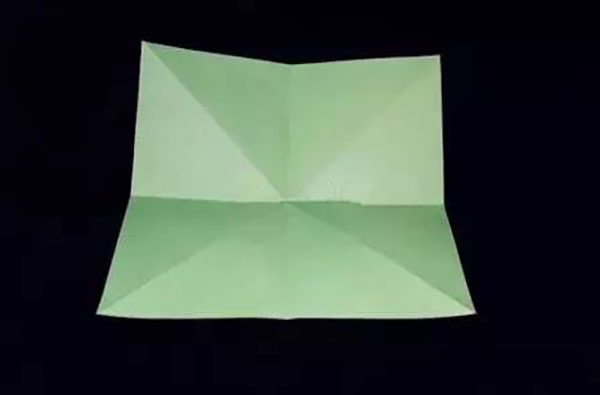 步骤2：对边谷折，对角线山折，打开后形成米字形折痕。