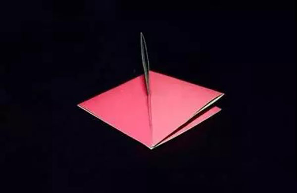 步骤4：将其中的一片三角沿中线折起，使之与平面垂直。