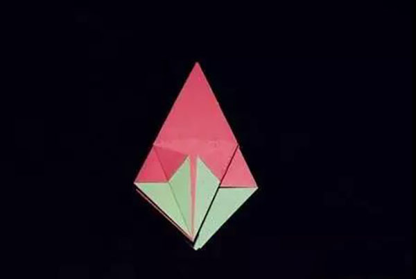 步骤8：左右向中线折叠