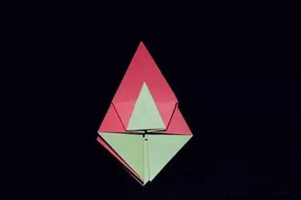 步骤9：下部分的尖角向上折叠