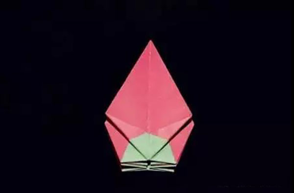 步骤12：左右向中线折叠。