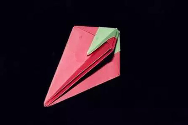 步骤14：将折纸整理，两片纸为一组，共分四组，将叶角露出。