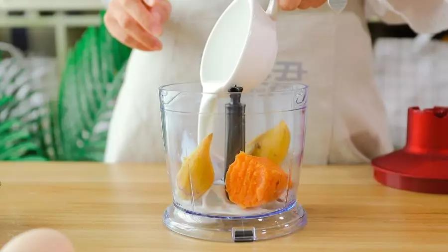 红薯蒸熟，加入牛奶打成泥