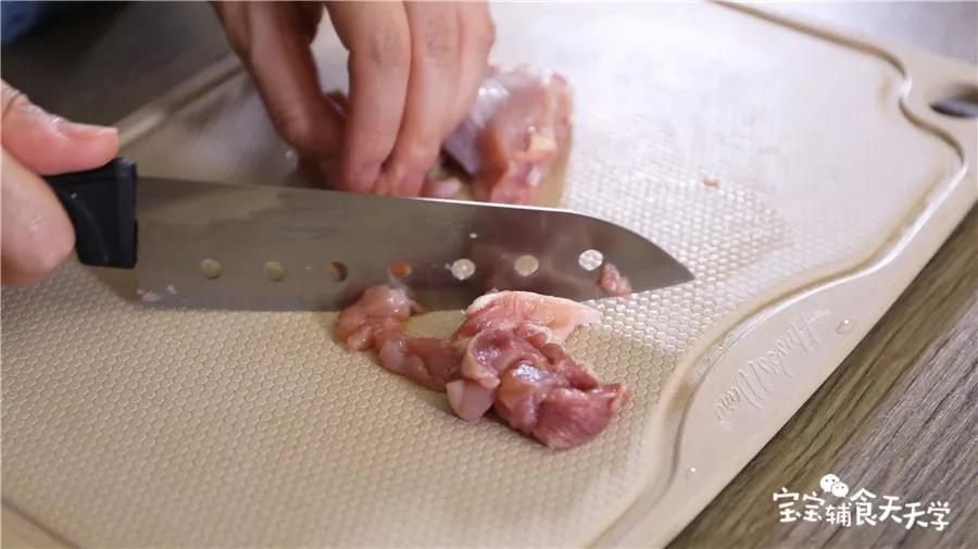 鸡腿肉切粒，番茄去瓤切粒，西兰花切碎（鸡肉大小按自家宝宝的情况进行调整）