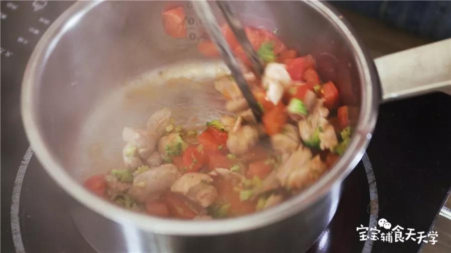 放入西兰花碎翻炒