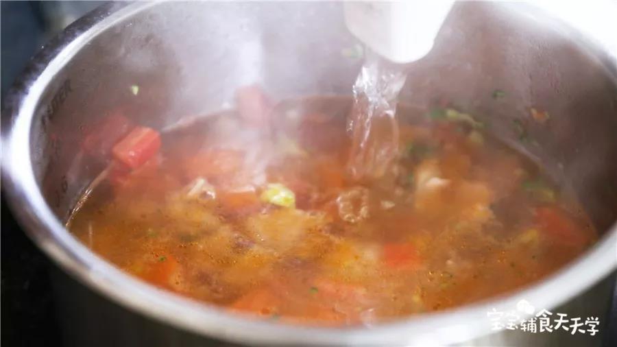 翻炒出汁后，倒入适量热水没过材料