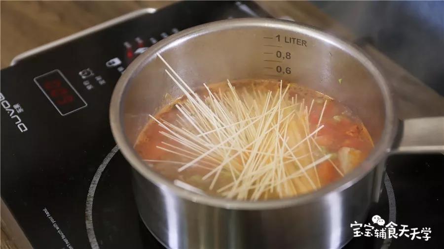 放入宝宝面条煮熟即可