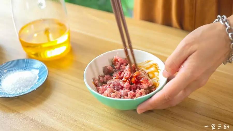 倒入适量的油入肉沫中，加入蚝油，搅拌腌制