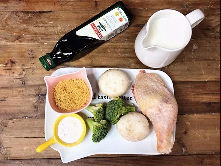 准备食材：鸡腿肉、 口蘑 、意面 、面粉、西兰花