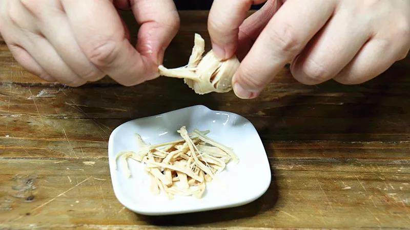 将煮熟的鸡肉，撕成细丝。（大一点的宝宝，也可以直接切成小块）