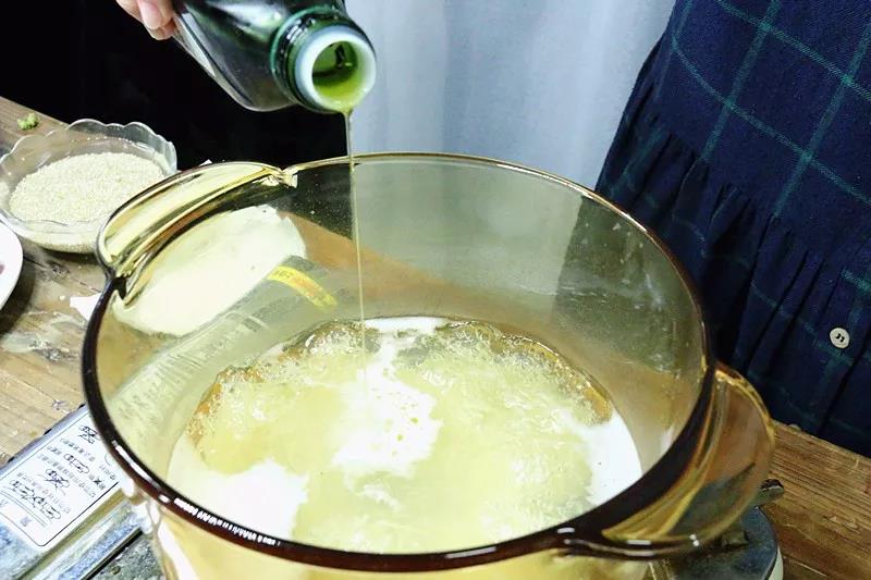 煮意面时，可以加一些油，这样会让意面口感更佳，根根分明不粘连。