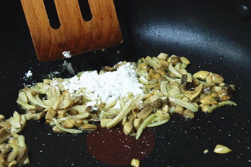 倒入少量面粉，翻炒均匀。这样熬出的汤汁会特别浓厚。加入配方奶小火熬汁。