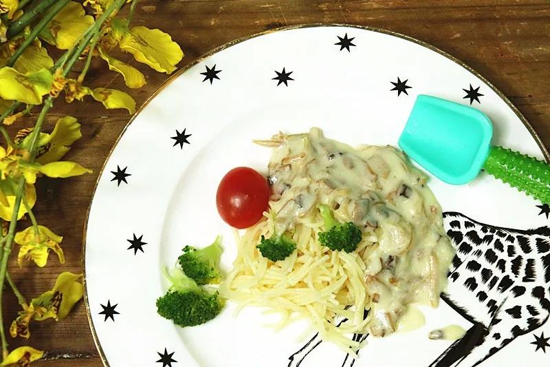 最后，把熬好的酱汁淋在意面上，鸡肉蘑菇奶汁意面，就做好啦！