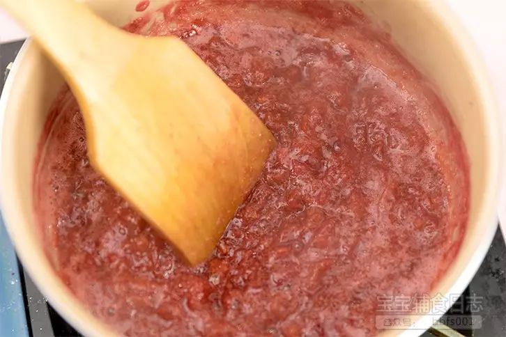 将处理好的樱桃放入锅中小火熬煮至融化；