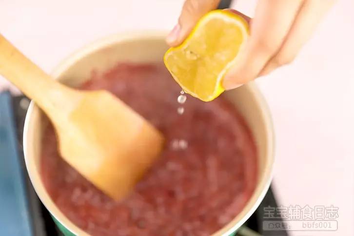 取半个柠檬，挤入柠檬汁搅拌均匀即可；