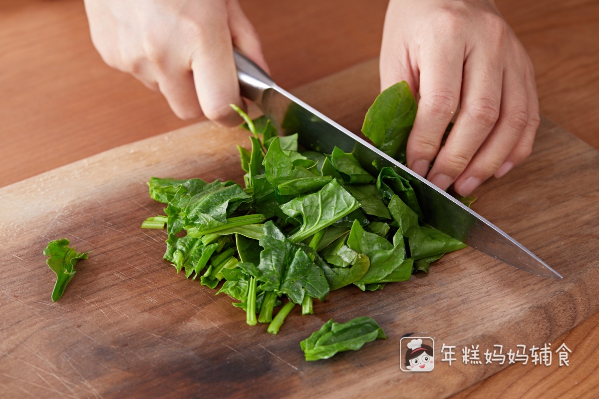 第2步：菠菜洗净后焯水，切成小块，再用料理棒/研磨碗打碎；（焯水可以去除菠菜里的部分草酸哦）