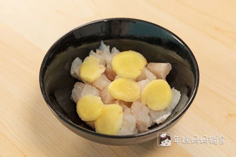鳕鱼洗净去皮去刺切块，把姜片或者柠檬片盖在鳕鱼块上，静置30分钟去腥；  （我们用的是已经去骨的鳕鱼，平常妈妈们如果处理有刺的鱼，一定要仔细用手重复摸+捏鱼肉，以防遗漏鱼肉中比较细小的鱼刺）