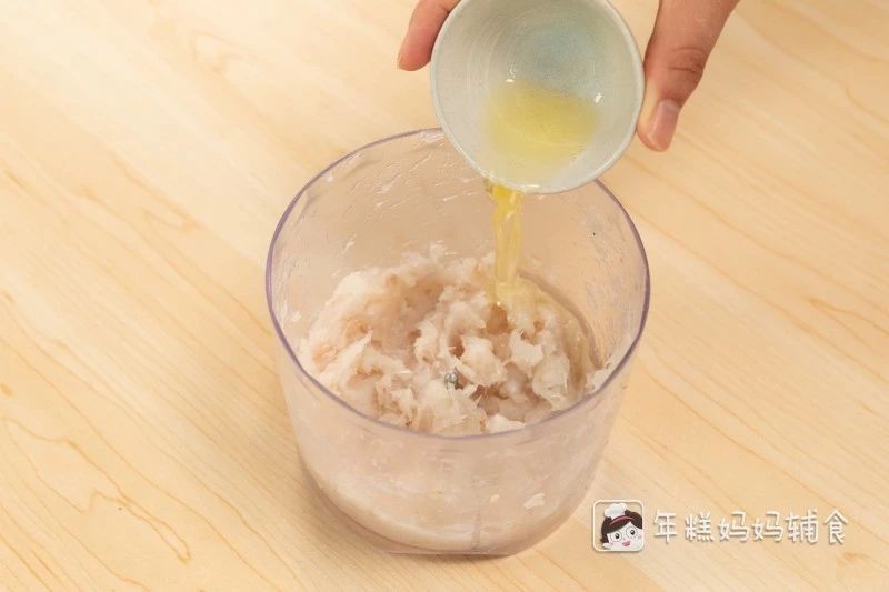 将处理好的鳕鱼放入料理杯中打成鱼泥，然后加入蛋清继续搅打；