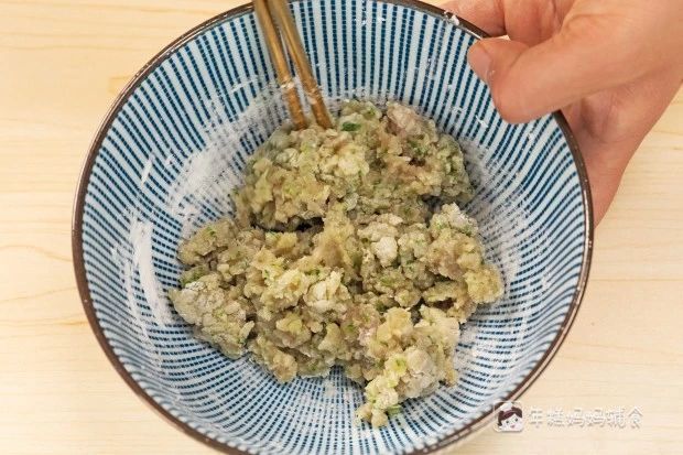 西蓝花清水冲洗后取花头部分、芝士切碎混入鱼泥中，加入淀粉，搅拌均匀；