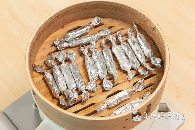 蒸锅中加水，水沸后，将香肠放入蒸锅中蒸20分钟左右即可。