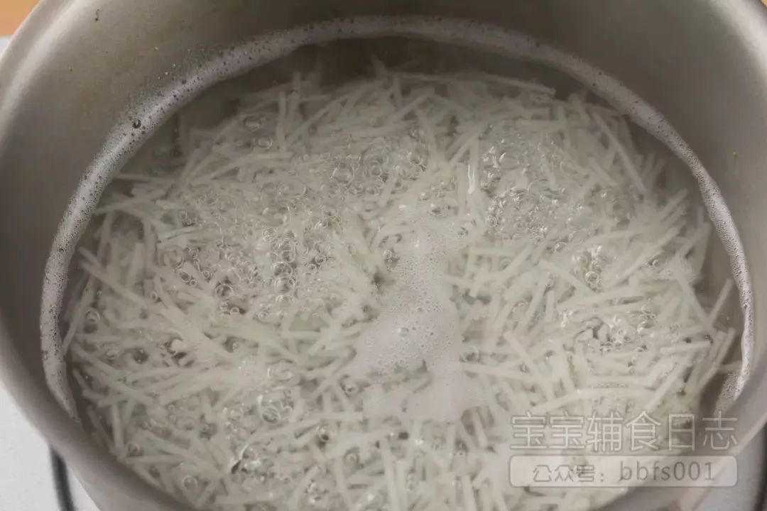 锅中煮开水，将碎面倒入锅中煮5-6分钟左右捞出沥干；