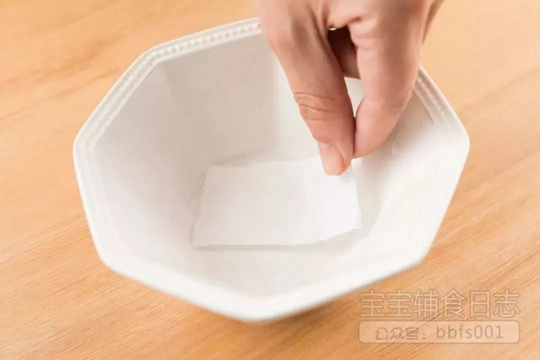 在容器底部放上一层硅油纸，倒入食材轻轻晃动到更平整，盖上保鲜膜，冷水上锅蒸15分钟左右；