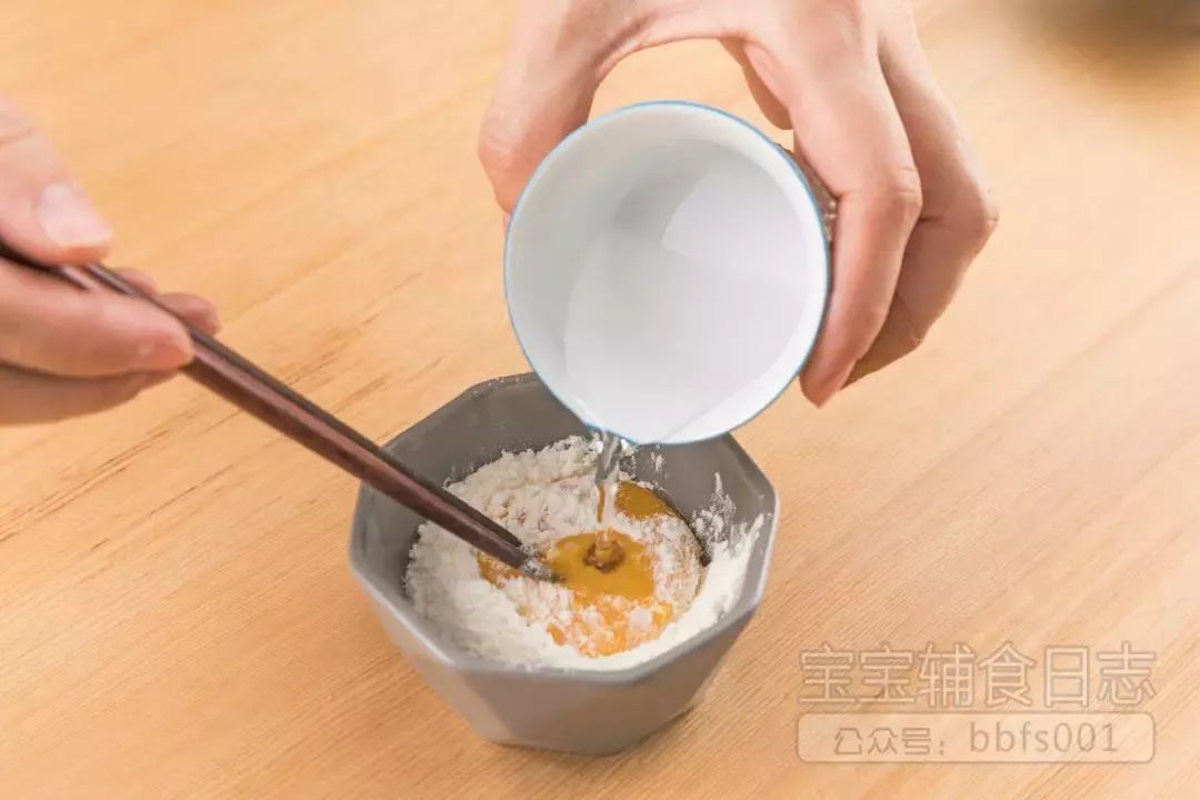 蒸的过程中将刚才留下的蛋黄里加入面粉和清水拌匀；
