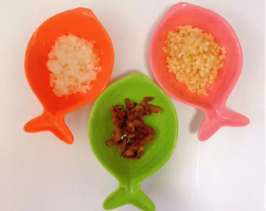 苹果、雪梨切成小丁，枣切成大一点的丁